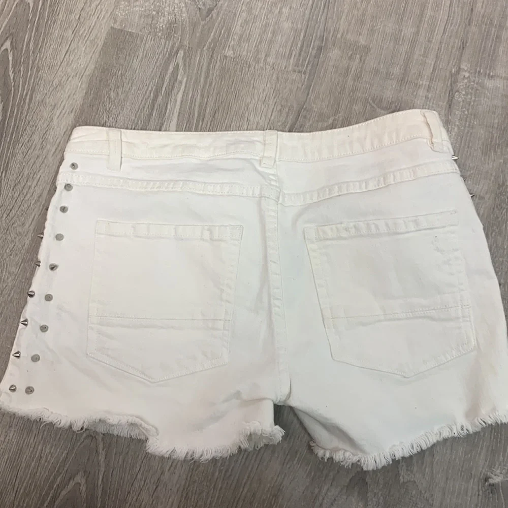 Romeo & Juliet Couture White Studded Distressed Shorts 29